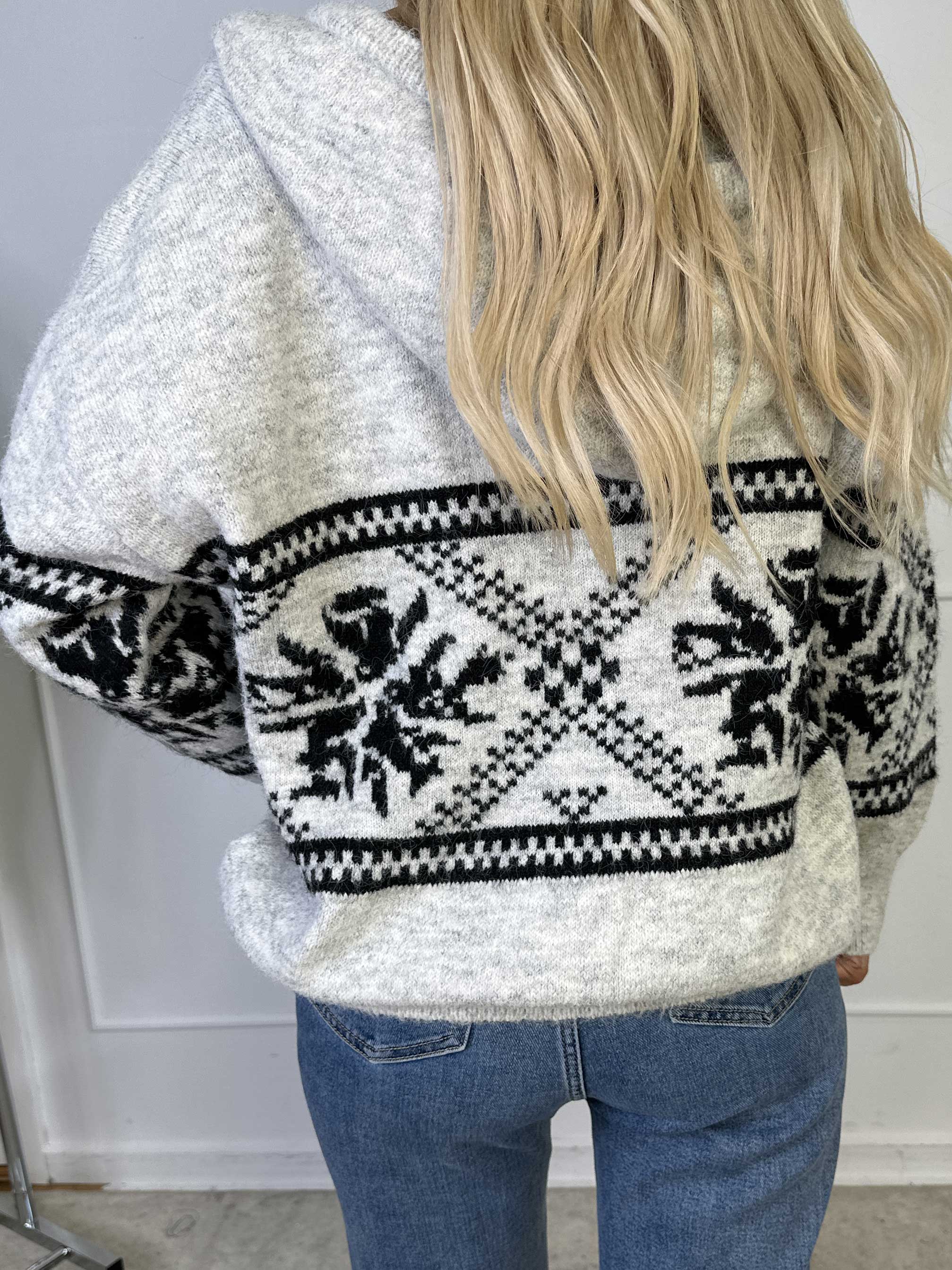 Veni | Cozy Patterned Wool Knit with Drawstring Neck